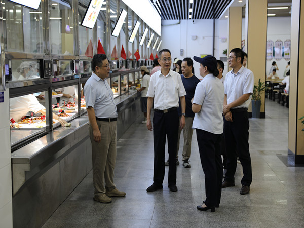 1758183338601733.jpg 与食堂管理交流.jpg